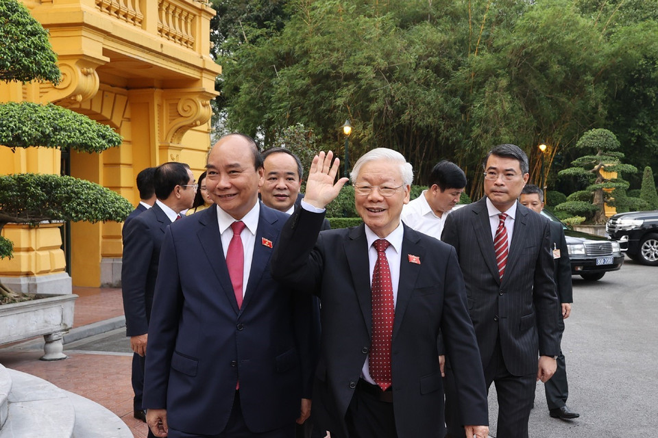 Tổng Bí thư Nguyễn Phú Trọng và Chủ tịch nước Nguyễn Xuân Phúc đến dự Lễ bàn giao. (Ảnh: Trí Dũng/TTXVN)