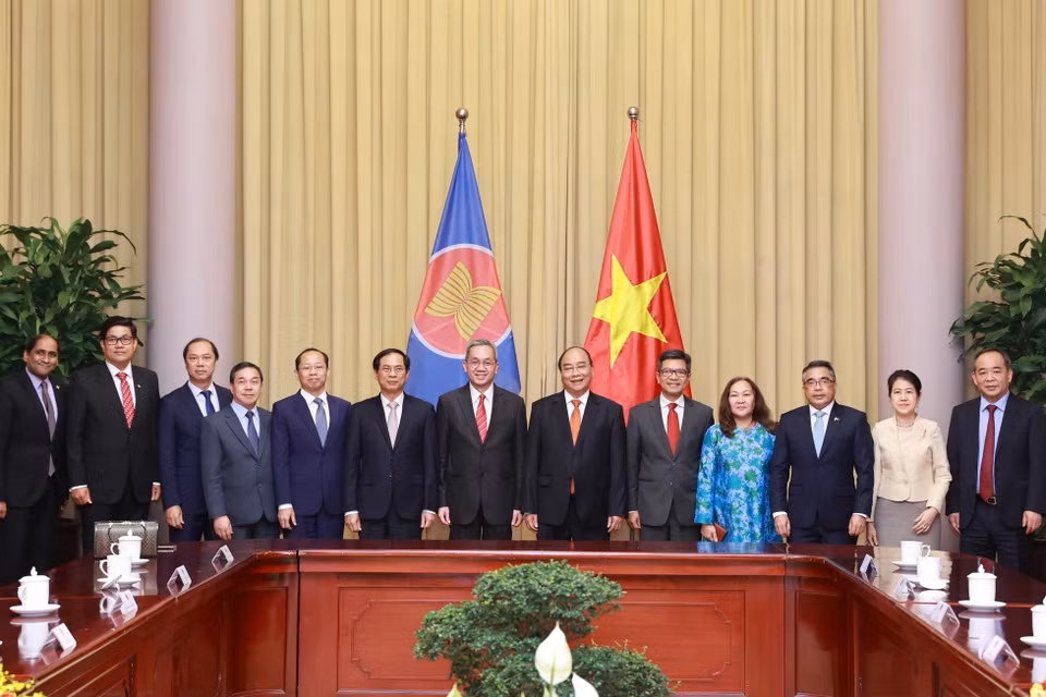 Chủ tịch nước Nguyễn Xuân Phúc với Đại sứ, Đại biện các nước thành viên ASEAN. (Ảnh: Thống Nhất/TTXVN)