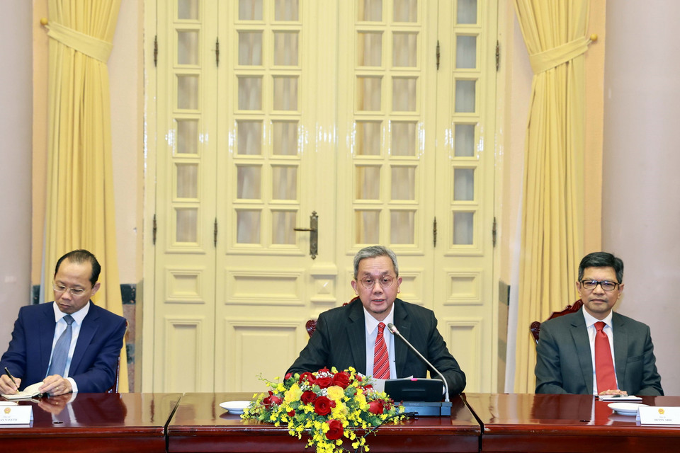 Đại sứ Brunei tại Việt Nam Pengiran Haji Sahari bin Pengiran Haji Salleh (giữa) phát biểu tại buổi tiếp. (Ảnh: Thống Nhất/TTXVN)