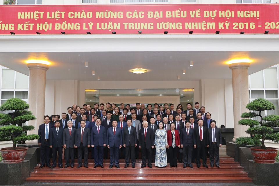 Tổng Bí thư Nguyễn Phú Trọng cùng các đồng chí lãnh đạo Đảng, Nhà nước và đại biểu chụp ảnh chung. (Ảnh: Trí Dũng/TTXVN)