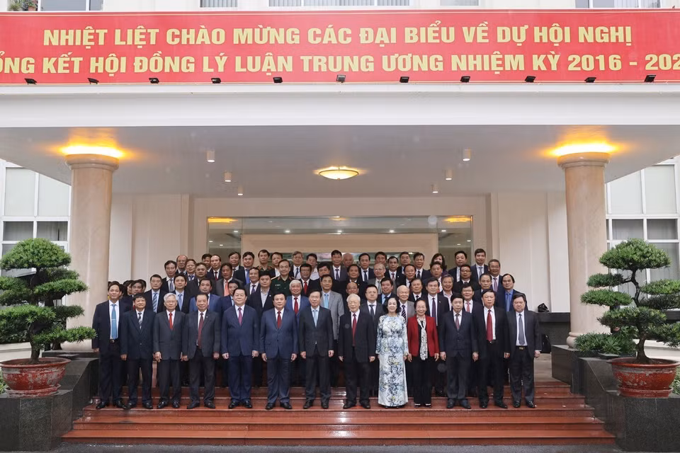 Tổng Bí thư Nguyễn Phú Trọng cùng các đồng chí lãnh đạo Đảng, Nhà nước và đại biểu chụp ảnh chung. (Ảnh: Trí Dũng/TTXVN)