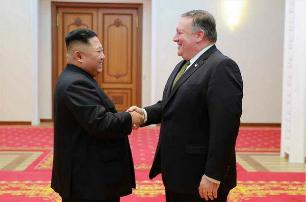 Ngoại trưởng Mỹ Mike Pompeo (phải) hội kiến Nhà lãnh đạo Triều Tiên Kim Jong-un tại Bình Nhưỡng ngày 7/10/2018. (Nguồn: YONHAP/TTXVN)