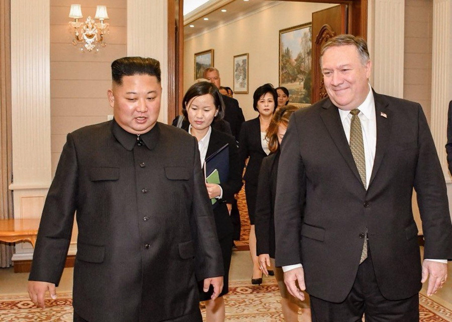 Ngoại trưởng Mỹ Mike Pompeo (phải, trước) hội kiến Nhà lãnh đạo Triều Tiên Kim Jong-un (trái, trước) tại Bình Nhưỡng ngày 7/10/2018. (Nguồn: YONHAP/TTXVN)