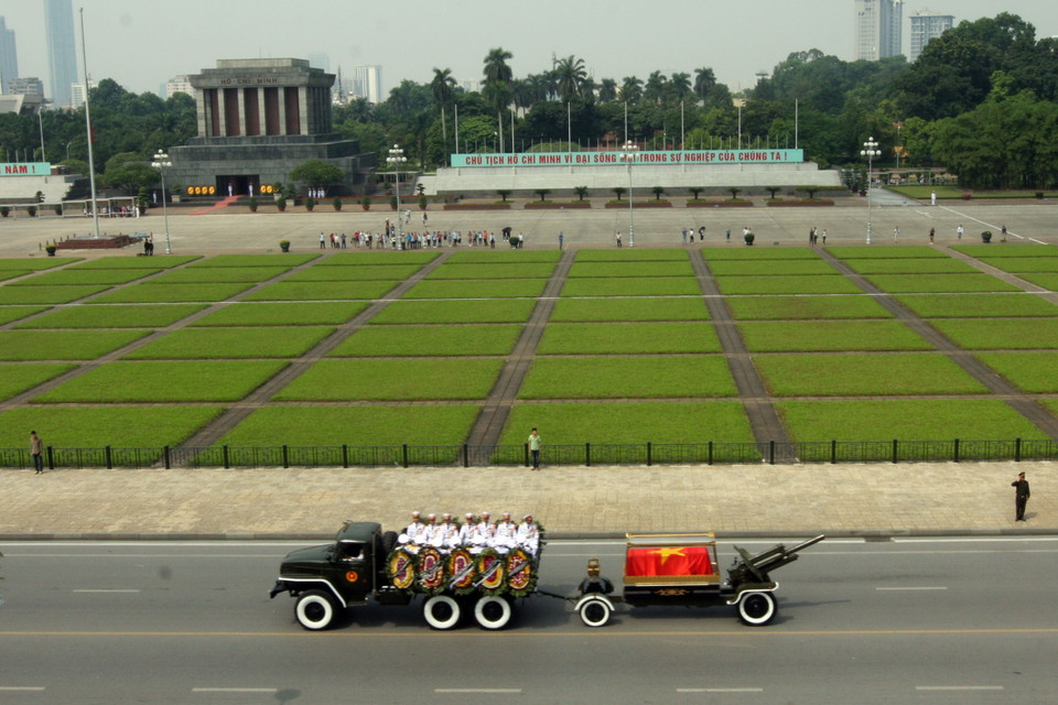 Đoàn xe đưa lĩnh cữu nguyên Tổng Bí thư Đỗ Mười qua quảng trường Ba Đình, Hà Nội. (Nguồn: TTXVN)