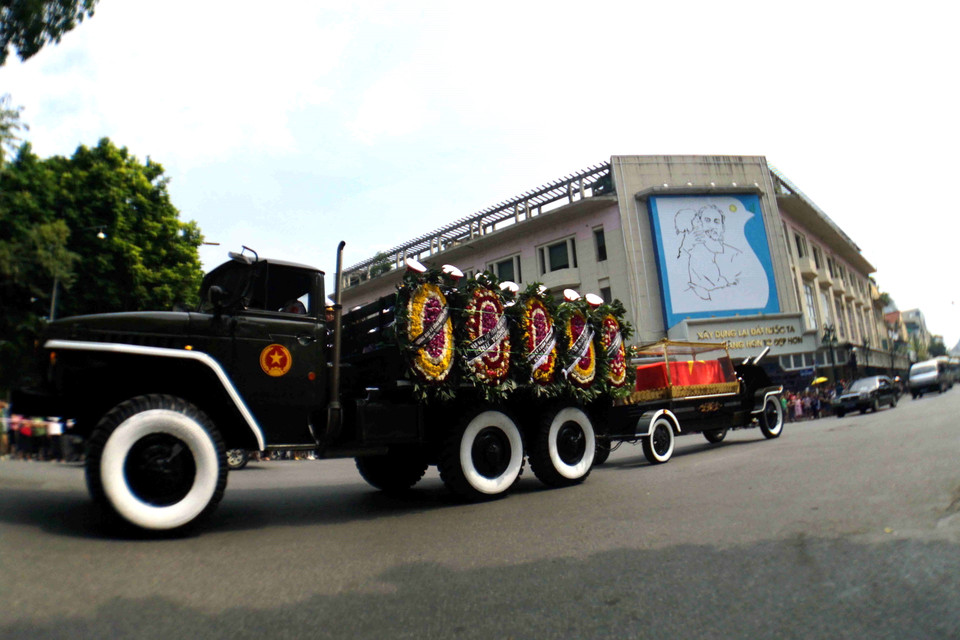 Đoàn xe tang đưa linh cữu nguyên Tổng Bí thư Đỗ Mười di chuyển sang phố Hàng Khay (Hà Nội). (Nguồn: TTXVN)