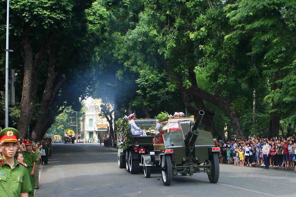Đoàn xe tang đưa linh cữu nguyên Tổng Bí thư Đỗ Mười di chuyển trên phố Hàng Khay (Hà Nội). (Nguồn: TTXVN)