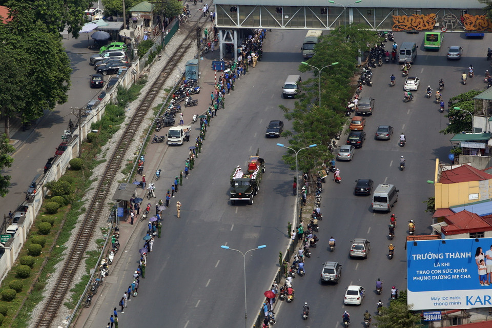 Trong ảnh: Đoàn xe tang đưa lĩnh cữu nguyên Tổng Bí thư Đỗ Mười di chuyển trên đường Giải Phóng, Hà Nội. (Ảnh: Huy Hùng/TTXVN)