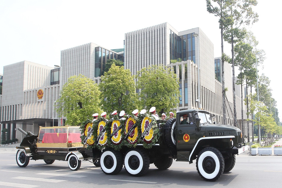 Đoàn xe đưa linh cữu nguyên Tổng Bí thư Đỗ Mười di chuyển trên đường Độc Lập (khu vực quảng trường Ba Đình và Nhà Quốc hội), Hà Nội. (Nguồn: TTXVN)