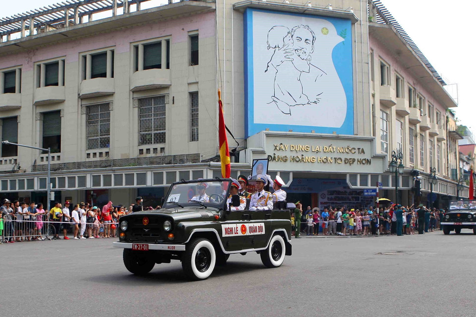 Đoàn xe tang đưa linh cữu nguyên Tổng Bí thư Đỗ Mười di chuyển từ phố Tràng Tiền sang phố Hàng Khay (Hà Nội). (Nguồn: TTXVN)