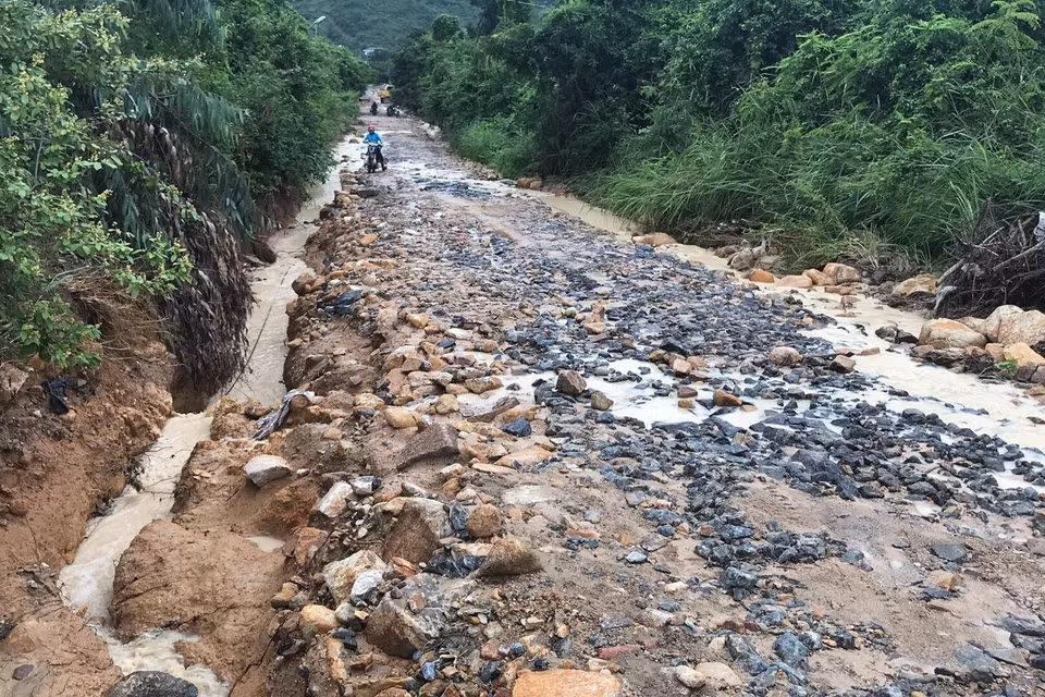 Sạt lở đất đá tại khu vực đồi núi thuộc thôn Phước Thượng, xã Phước Đồng, thành phố Nha Trang, sáng 25/11. (Ảnh: Phan Sáu/TTXVN)