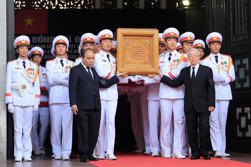 Tổng Bí thư Nguyễn Phú Trọng, Thủ tướng Nguyễn Xuân Phúc đưa linh cữu đồng chí Đỗ Mười ra xe tang. (Ảnh: Nhan Sáng/TTXVN)