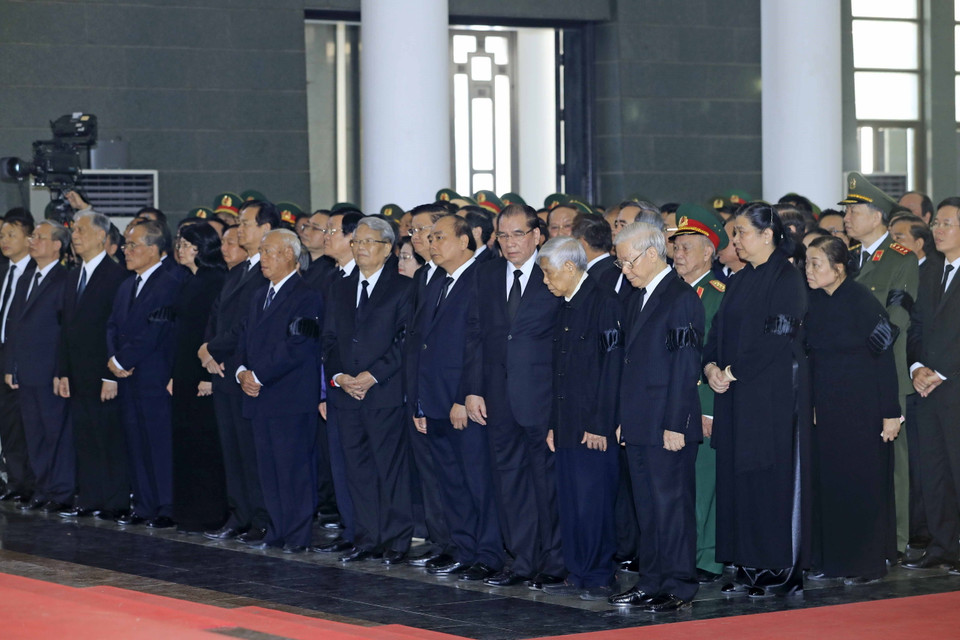 Tổng Bí thư Nguyễn Phú Trọng, Thủ tướng Nguyễn Xuân Phúc, Quyền Chủ tịch nước Đặng Thị Ngọc Thịnh, các đồng chí lãnh đạo, nguyên lãnh đạo Đảng, Nhà nước; Thủ tướng Lào Thongloun Sisoulith, các vị khách quốc tế cùng gia đình đồng chí Đỗ Mười dự lễ truy điệu. (Ảnh: Nhan Sáng/TTXVN)