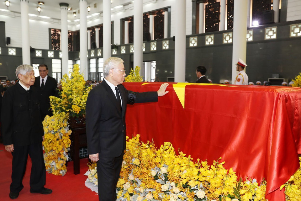 Tổng Bí thư Nguyễn Phú Trọng, nguyên Tổng Bí thư Lê Khả Phiêu và các đồng chí lãnh đạo, nguyên lãnh đạo Đảng, Nhà nước đi vòng quanh linh cữu lần cuối, vĩnh biệt đồng chí Đỗ Mười. (Ảnh: Trí Dũng/TTXVN)