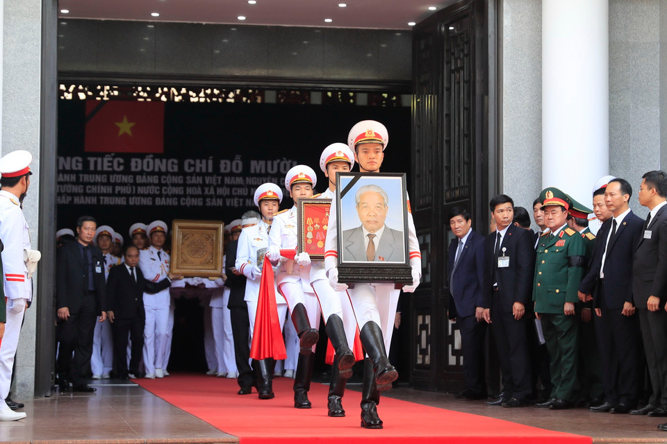 Đội tiêu binh thực hiện nghi lễ chuyển di ảnh, gối huân huy chương và linh cữu đồng chí Đỗ Mười ra xe tang. (Ảnh: Nhan Sáng/TTXVN)