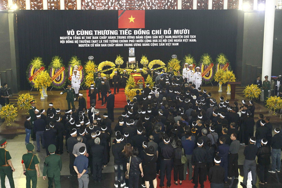 Gia đình, họ hàng đi vòng quanh linh cữu, viếng nguyên Tổng Bí thư Đỗ Mười lần cuối. (Nguồn: TTXVN)