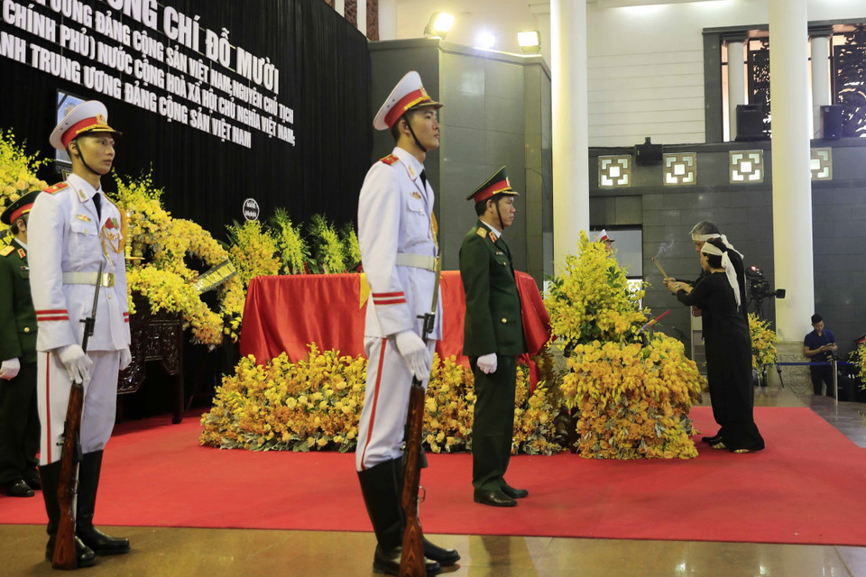 Đại diện gia đình dâng hương chia tay nguyên Tổng Bí thư Đỗ Mười. (Nguồn: TTXVN)