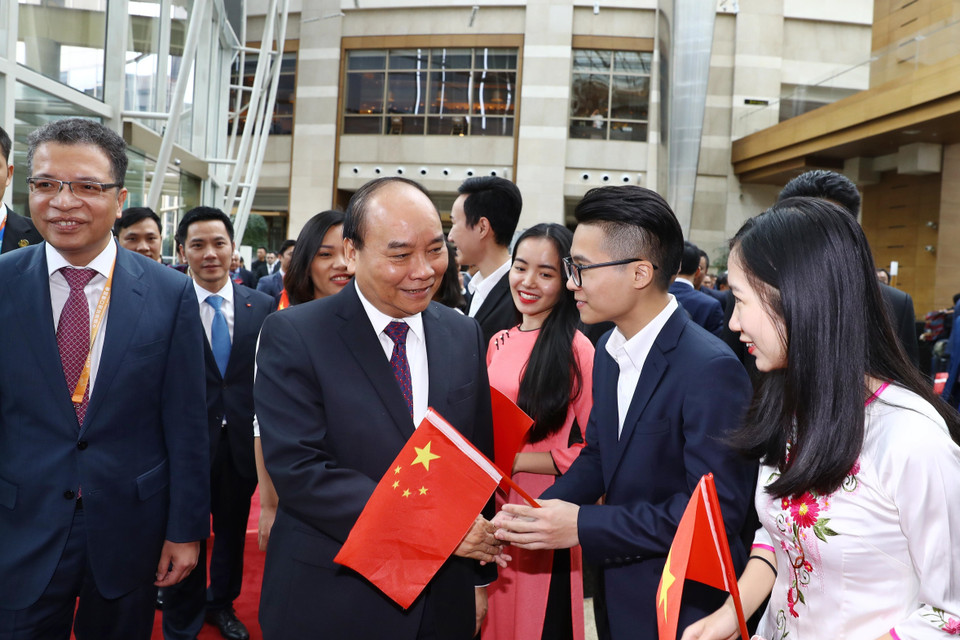 Kiều bào Việt Nam ở Trung Quốc tại lễ đón Thủ tướng Nguyễn Xuân Phúc. (Ảnh: Thống Nhất/TTXVN)