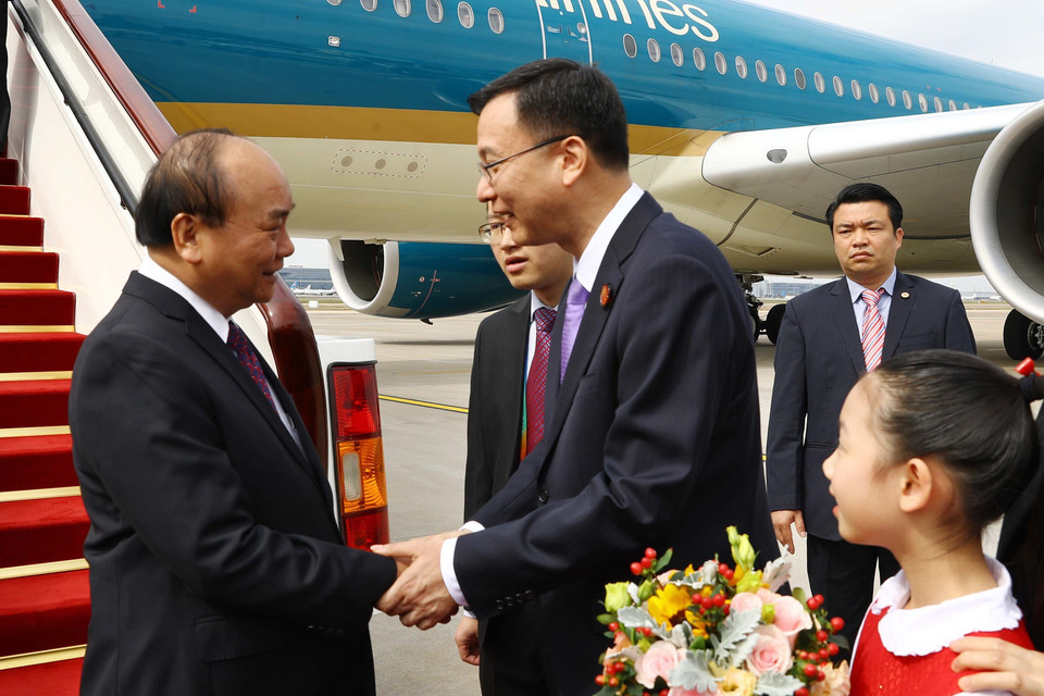 Quan chức Trung Quốc đón Thủ tướng Nguyễn Xuân Phúc tại sân bay Hồng Kiều, Thượng Hải. (Ảnh: Thống Nhất/TTXVN)
