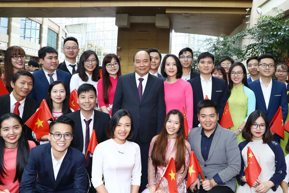 Thủ tướng chụp ảnh chung với kiều bào Việt Nam tại lễ đón. (Ảnh: Thống Nhất/TTXVN)