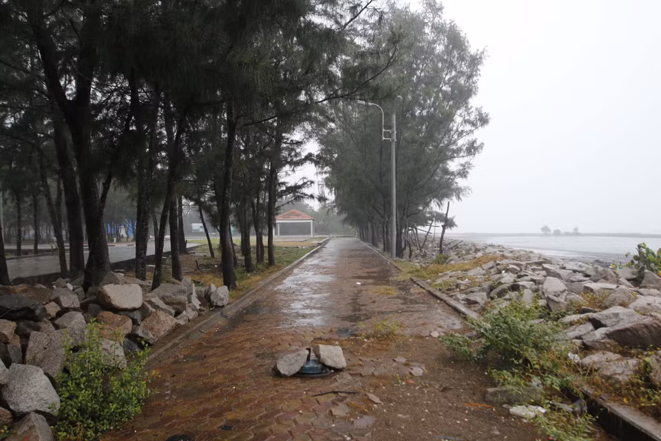 Tuyến đường Duyên Hải, thị trấn Cần Thạnh, huyện Cần Giờ, Thành phố Hồ Chí Minh trong mưa bão. (Ảnh: Hoàng Hải/TTXVN)