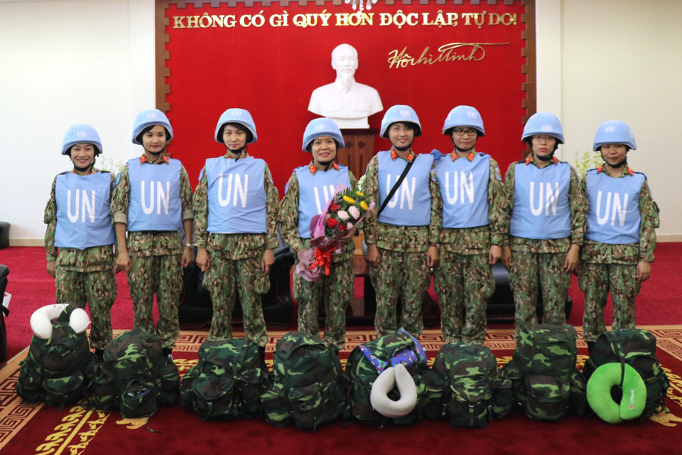 Trong ảnh: 8 nữ cán bộ, nhân viên của Bệnh viện Dã chiến cấp 2 số 1 lên đường đợt này. (Ảnh: Xuân Khu/TTXVN)