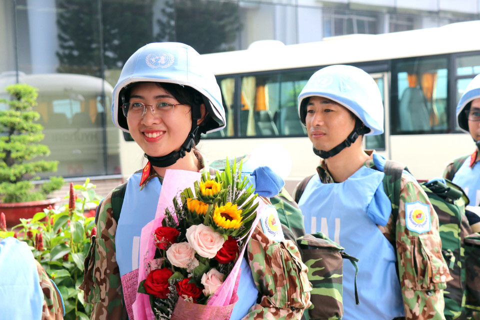 Thiếu úy Huỳnh Cẩm Thư, Bệnh viện Dã chiến cấp 2 số 1 Việt Nam trước giờ lên máy bay sang Nam Sudan nhận nhiệm vụ. (Ảnh: Xuân Khu/TTXVN)