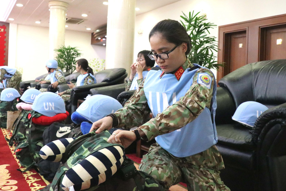  Đại úy Nguyễn Thị Thu Ngân chuẩn bị ba lô trước lúc lên máy bay. (Ảnh: Xuân Khu/TTXVN)