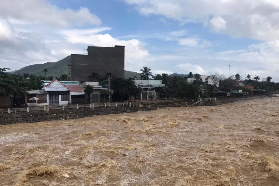 Mưa lớn khiến mực nước sông Cái qua thành phố Nha Trang dâng cao. (Ảnh: Phan Sáu/TTXVN)