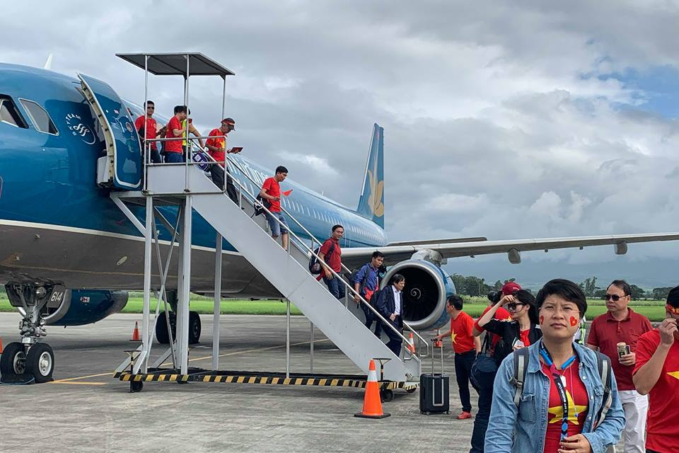 Người hâm mộ sẵn sàng nhuộm đỏ khán đài, cổ vũ đội tuyển Việt Nam. (Nguồn: Vietnam+)