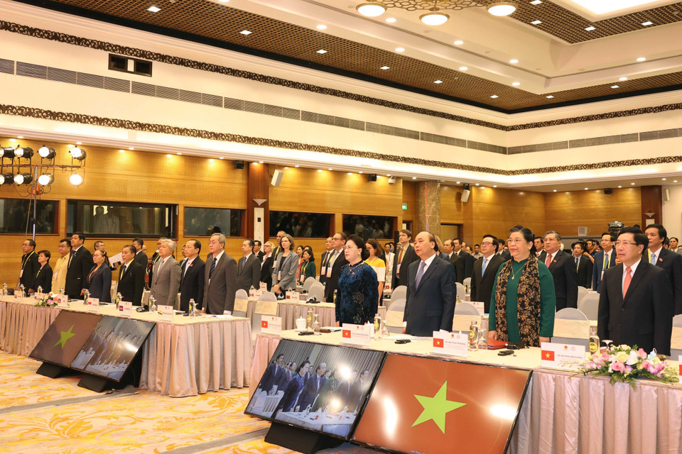 Chủ tịch Quốc hội Nguyễn Thị Kim Ngân, Chủ tịch AIPA- 41, Thủ tướng Nguyễn Xuân Phúc, Chủ tịch ASEAN 2020 và các đại biểu thực hiện nghi thức chào cờ. (Ảnh: Thống Nhất/TTXVN)