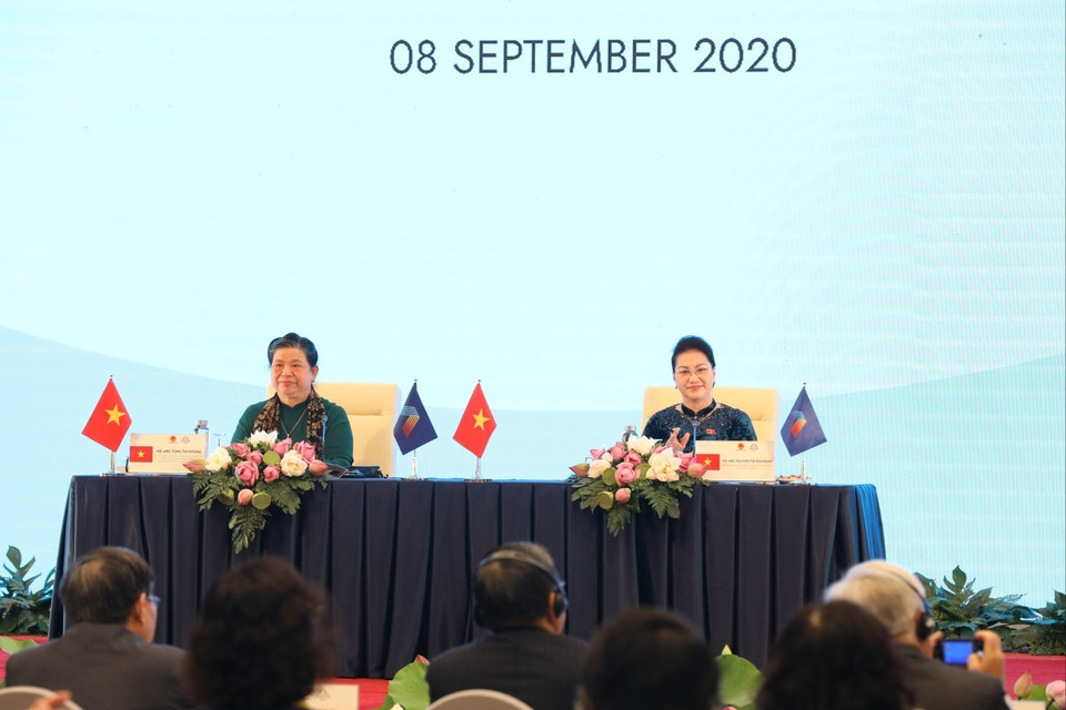 Chủ tịch Quốc hội Nguyễn Thị Kim Ngân, Chủ tịch AIPA- 41 và Phó Chủ tịch Thường trực Quốc hội Tòng Thị Phóng, Trưởng đoàn Đại biểu Quốc hội Việt Nam tại AIPA điều hành Phiên toàn thể thứ nhất Đại hội đồng Liên nghị viện Hiệp hội các quốc gia Đông Nam Á lần thứ 41 (AIPA-41). (Ảnh: TTXVN)