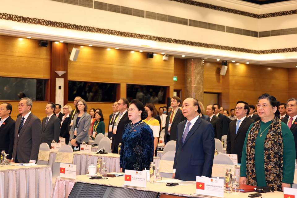 Chủ tịch Quốc hội Nguyễn Thị Kim Ngân, Chủ tịch AIPA- 41, Thủ tướng Nguyễn Xuân Phúc, Chủ tịch ASEAN 2020 và các đại biểu thực hiện nghi thức chào cờ. (Ảnh: Thống Nhất/TTXVN)