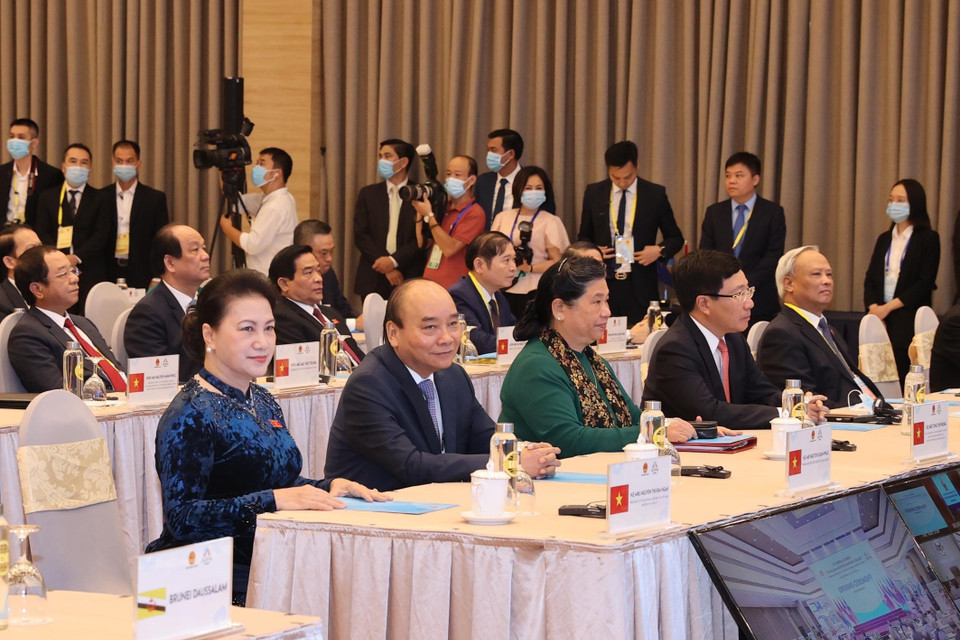 Chủ tịch Quốc hội Nguyễn Thị Kim Ngân, Chủ tịch AIPA- 41, Thủ tướng Nguyễn Xuân Phúc, Chủ tịch ASEAN 2020 và các lãnh đạo Đảng, Nhà nước cùng các đại biểu dự Lễ khai mạc. (Ảnh: Trọng Đức /TTXVN)