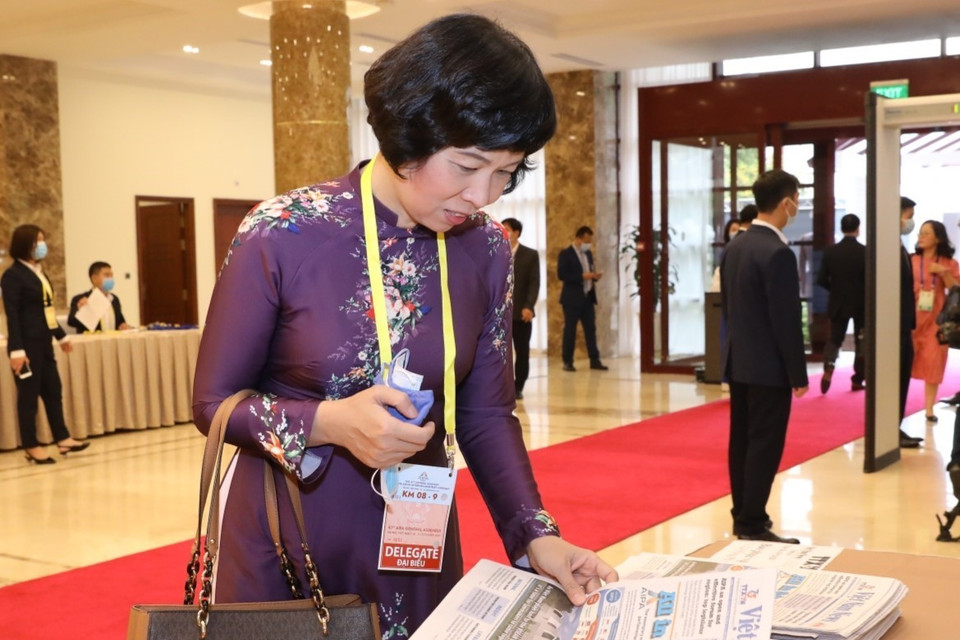 Đại biểu xem báo Việt Nam News tại lễ khai mạc AIPA-41. (Ảnh: Văn Điệp/TTXVN)