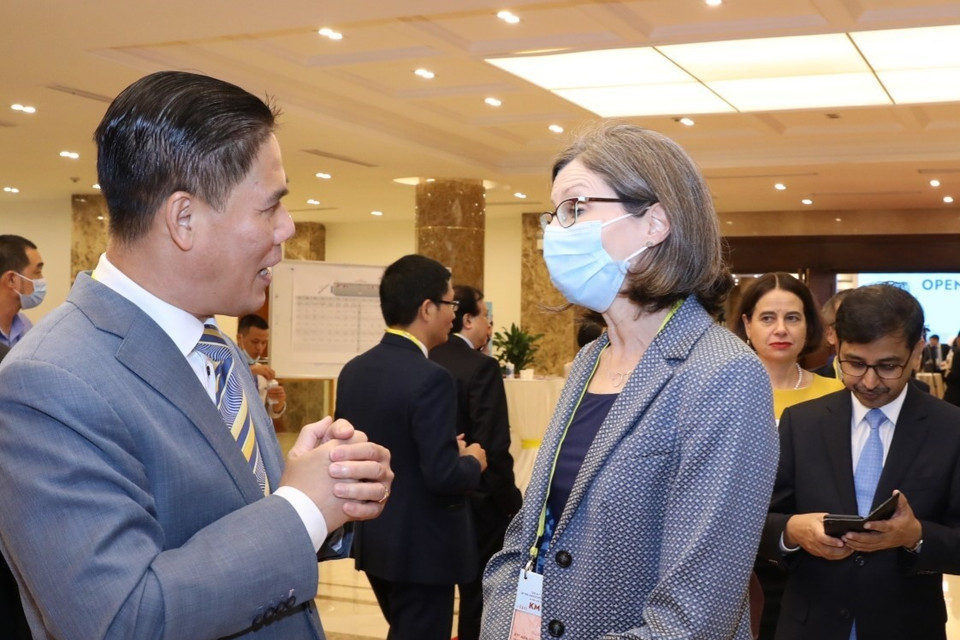 Các đại biểu quốc tế trao đổi bên lề lễ khai mạc. (Ảnh: Văn Điệp/TTXVN)