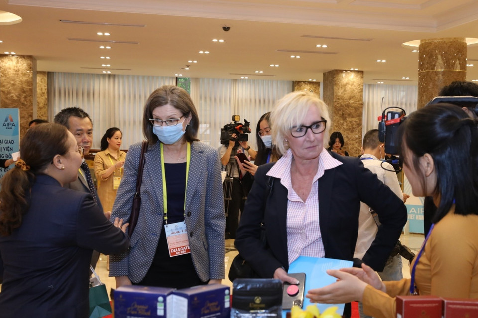 Các đại biểu quốc tế tham quan các gian hàng bên lề lễ khai mạc. (Ảnh: Văn Điệp/TTXVN)