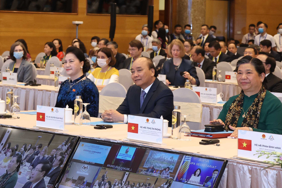 Chủ tịch Quốc hội Nguyễn Thị Kim Ngân, Chủ tịch AIPA- 41, Thủ tướng Nguyễn Xuân Phúc, Chủ tịch ASEAN 2020, Phó Chủ tịch Thường trực Quốc hội Tòng Thị Phóng, Trưởng đoàn đại biểu Quốc hội Việt Nam tại AIPA và các đại biểu tham dự Lễ khai mạc. (Ảnh: TTXVN)