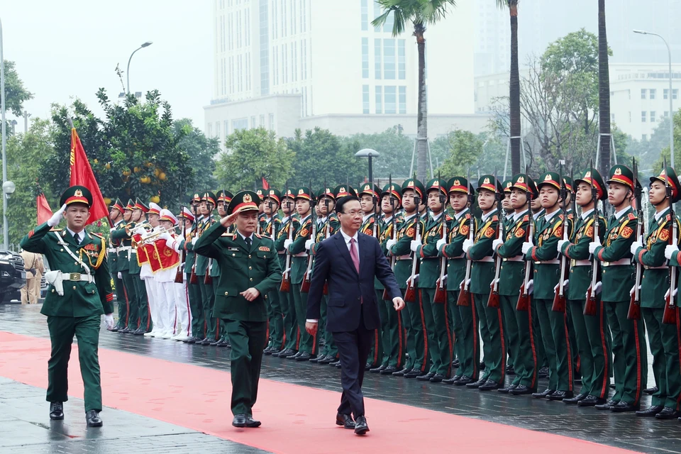 Chủ tịch nước Võ Văn Thưởng đến thăm và làm việc với Tập đoàn Công nghiệp-Viễn thông Quân đội (Viettel). (Ảnh: Thống Nhất/TTXVN)