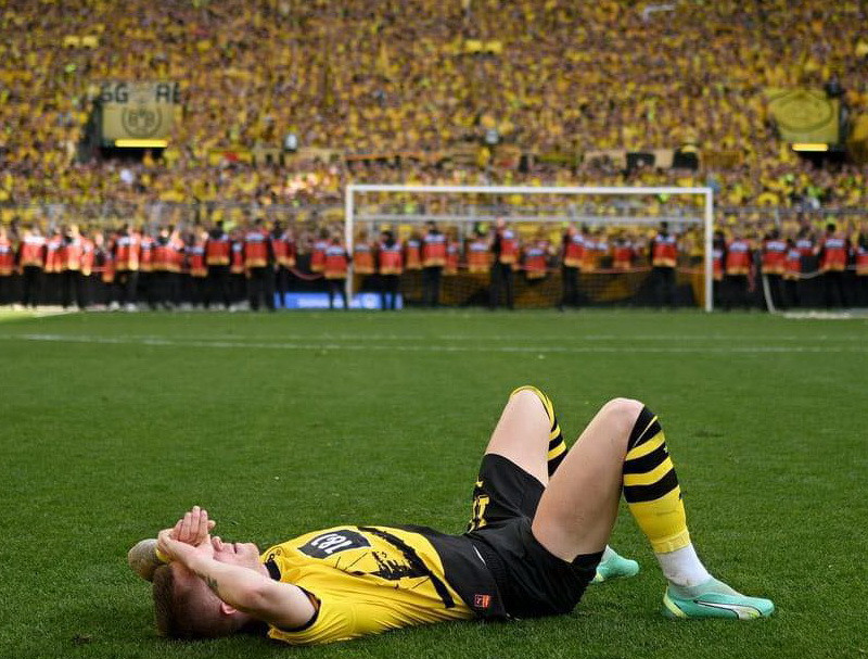 Marco Rues sụp đổ trên sân, anh chưa từng có một danh hiệu nào cùng với BvB Dortmund- câu lạc bộ mà anh đã trung thành thi đấu với tất cả tình yêu và sự đam mê trong 11 mùa bóng qua. (Nguồn:BvB) 
