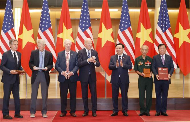  Chủ tịch Quốc hội Vương Đình Huệ và Tổng thống Hoa Kỳ Joe Biden chứng kiến lễ trao kỷ vật, nhật ký chiến tranh. ( Ảnh: Doãn Tấn/TTXVN)