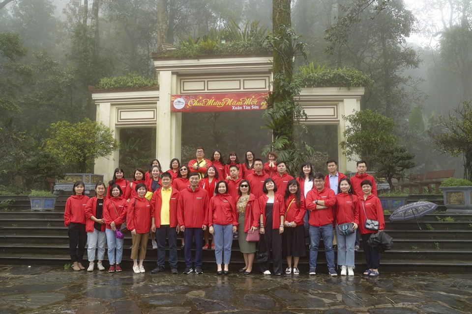 Báo Điện tử VietnamPlus chụp ảnh kỷ niệm tại Di tích Đá Chông, K9- núi Tản Viên, Ba Vì, Hà Nội (Ảnh: Minh Sơn/Vietnam+)