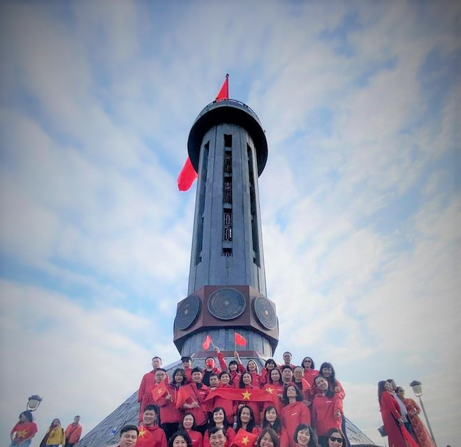 Báo Điện tử VietnamPlus tại Cột cờ Lũng Cú, điểm Cực Bắc của Tổ quốc. (Ảnh: Minh Sơn/Vietnam+)