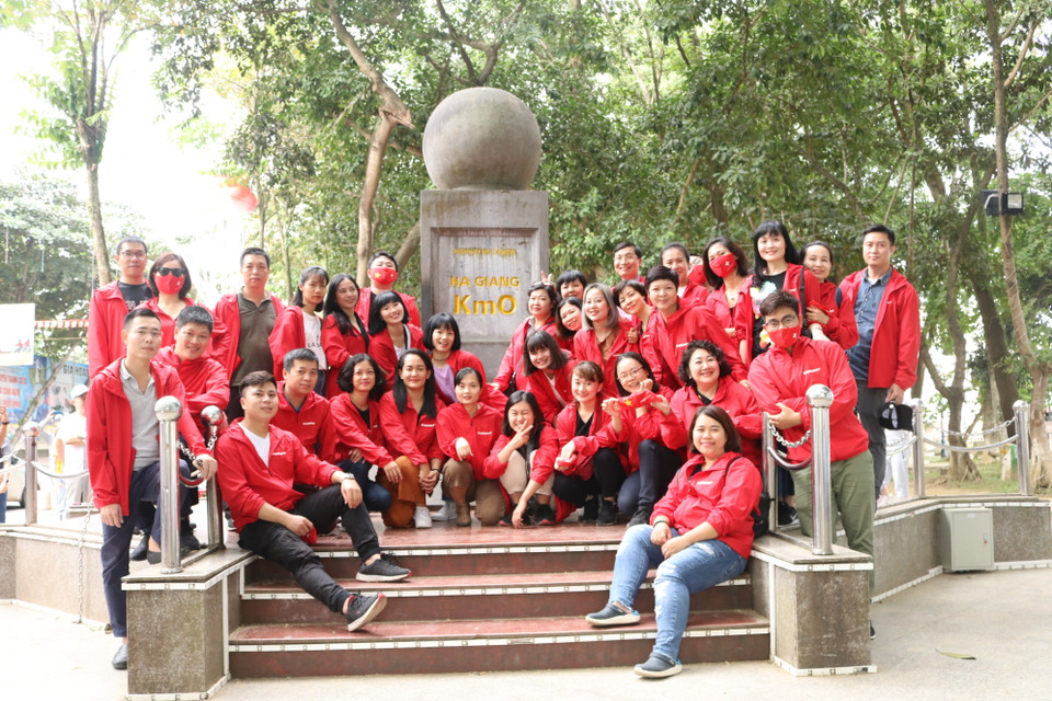 Báo Điện tử VietnamPlus tại Cột mốc km số 0, Hà Giang. (Ảnh: Minh Sơn/Vietnam+)