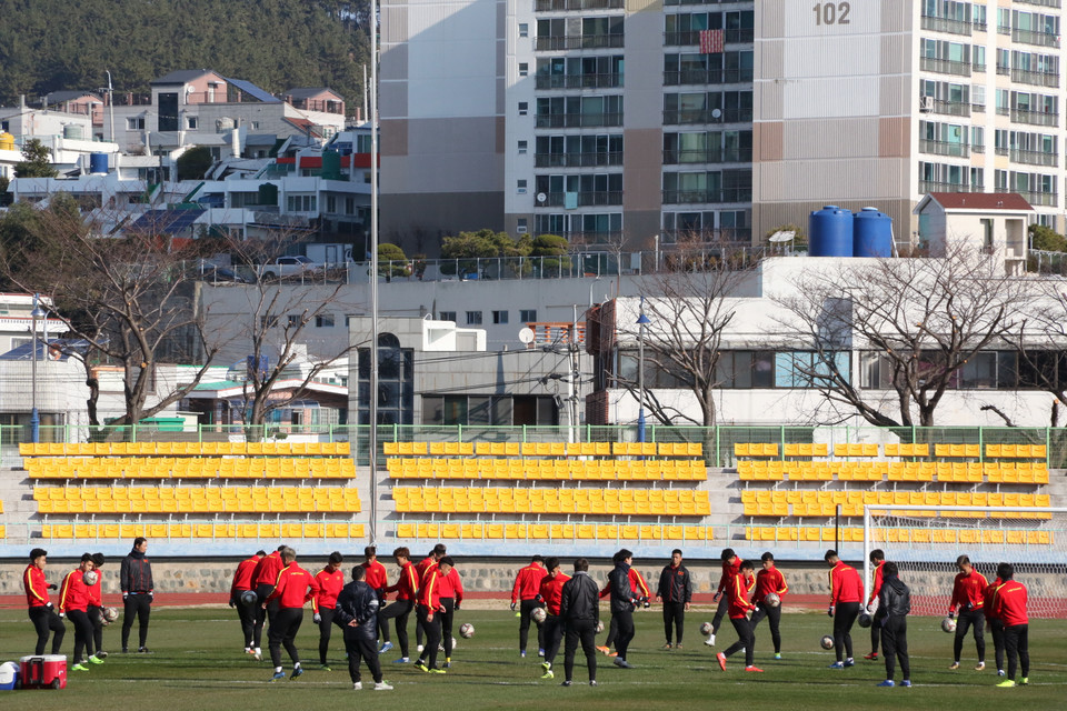 Các cầu thủ trên sân tập. (Ảnh: Trần Phương/Vietnam+)