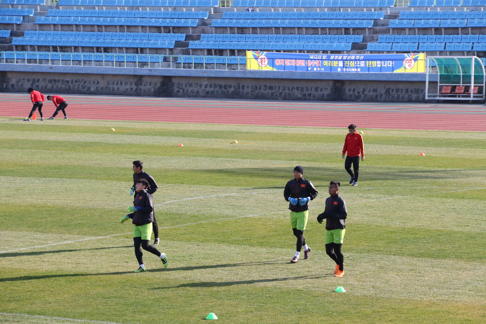 Các cầu thủ trên sân tập. (Ảnh: Trần Phương/Vietnam+)