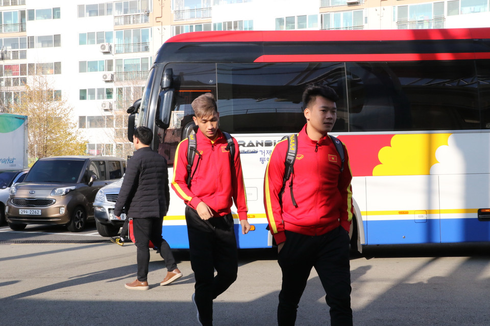 Các cầu thủ bước ra sân tập. (Ảnh: Trần Phương/Vietnam+)