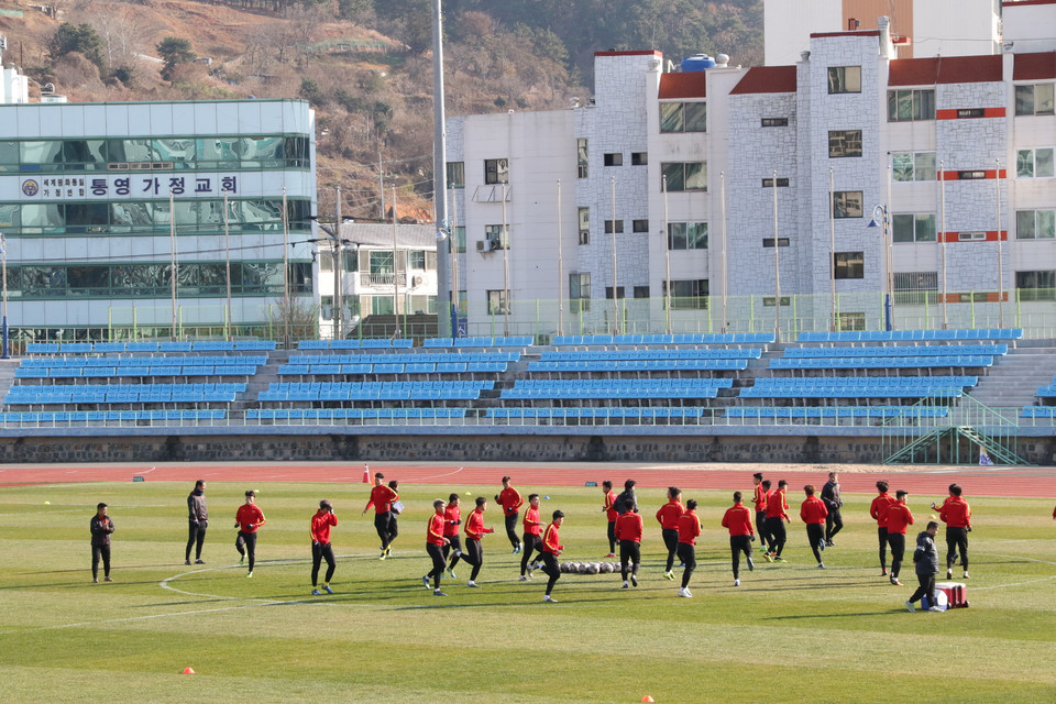 Các cầu thủ trên sân tập. (Ảnh: Trần Phương/Vietnam+)