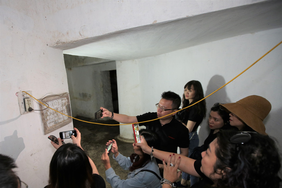 Cán bộ, phóng viên, biên tập viên của Báo Điện tử VietnamPlus tại Hang Gió, Đài T6. (Ảnh:Vietnam+)