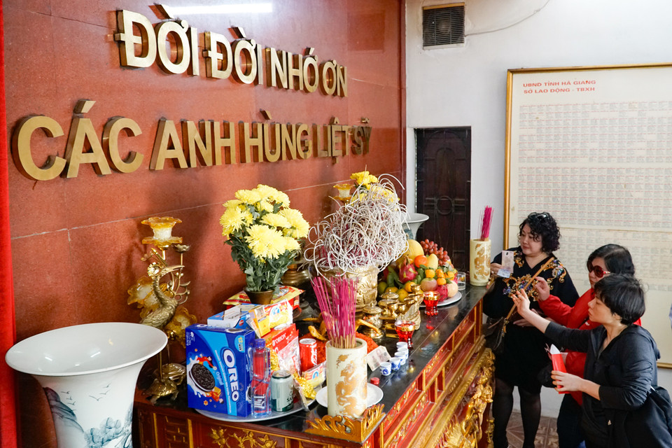 Dâng hương tưởng niệm các anh hùng liệt sỹ đã ngã xuống vì bảo vệ biên cương tại Nghĩa trang Liệt sỹ Quốc gia Vị Xuyên (Hà Giang) năm 2020. (Ảnh:Vietnam+)