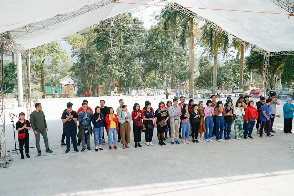 Dâng hương tưởng niệm các anh hùng liệt sỹ đã ngã xuống vì bảo vệ biên cương tại Nghĩa trang Liệt sỹ Quốc gia Vị Xuyên (Hà Giang) năm 2020. (Ảnh:Vietnam+)